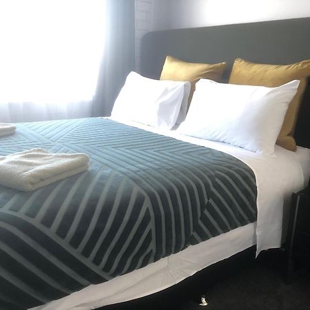 White Manor Motel Кума Екстериор снимка