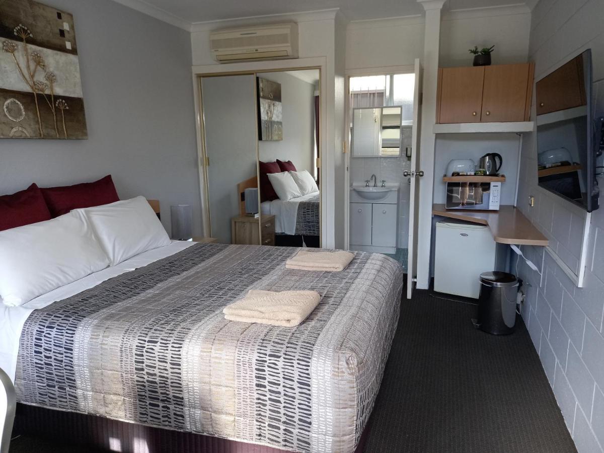 White Manor Motel Кума Екстериор снимка
