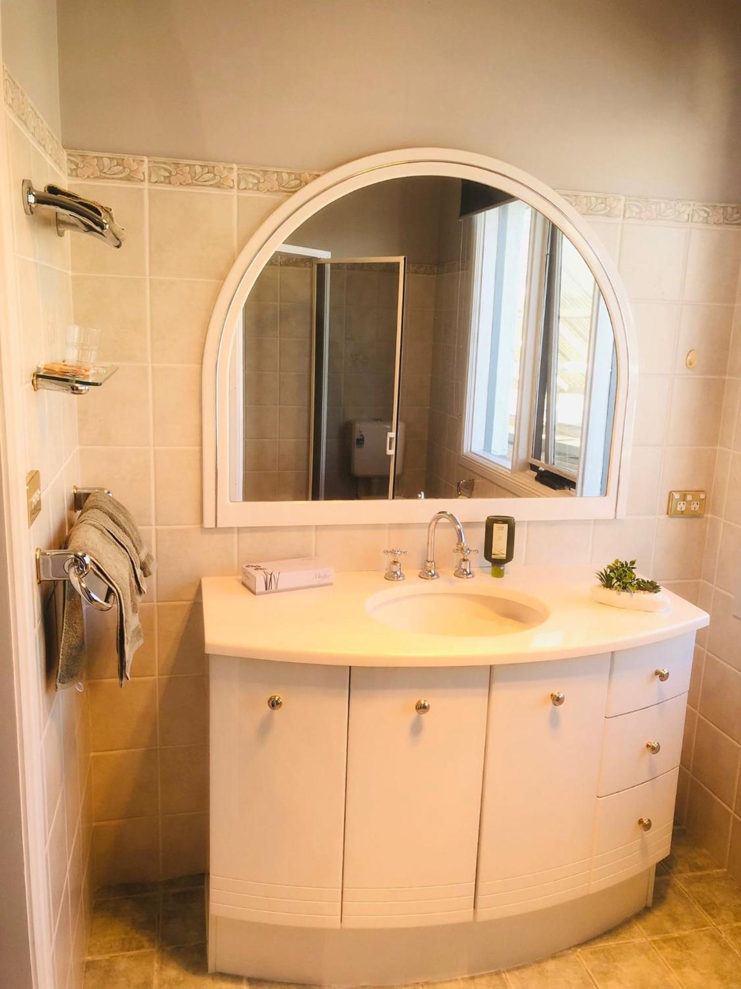 White Manor Motel Кума Екстериор снимка