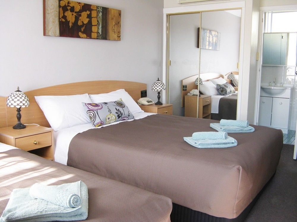 White Manor Motel Кума Екстериор снимка