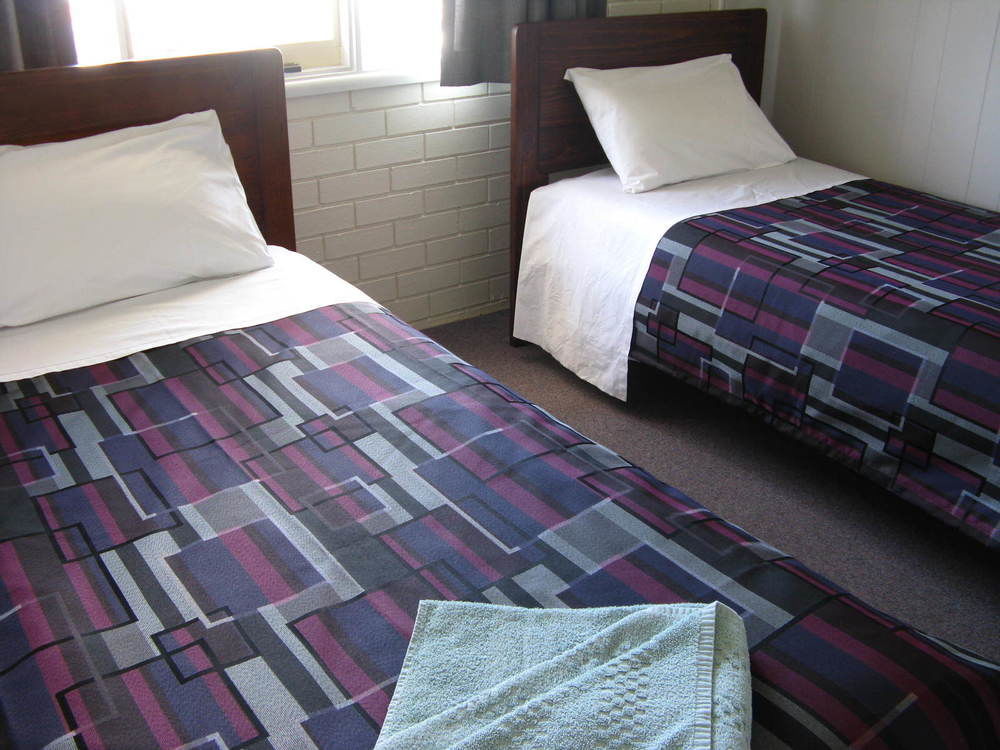 White Manor Motel Кума Екстериор снимка