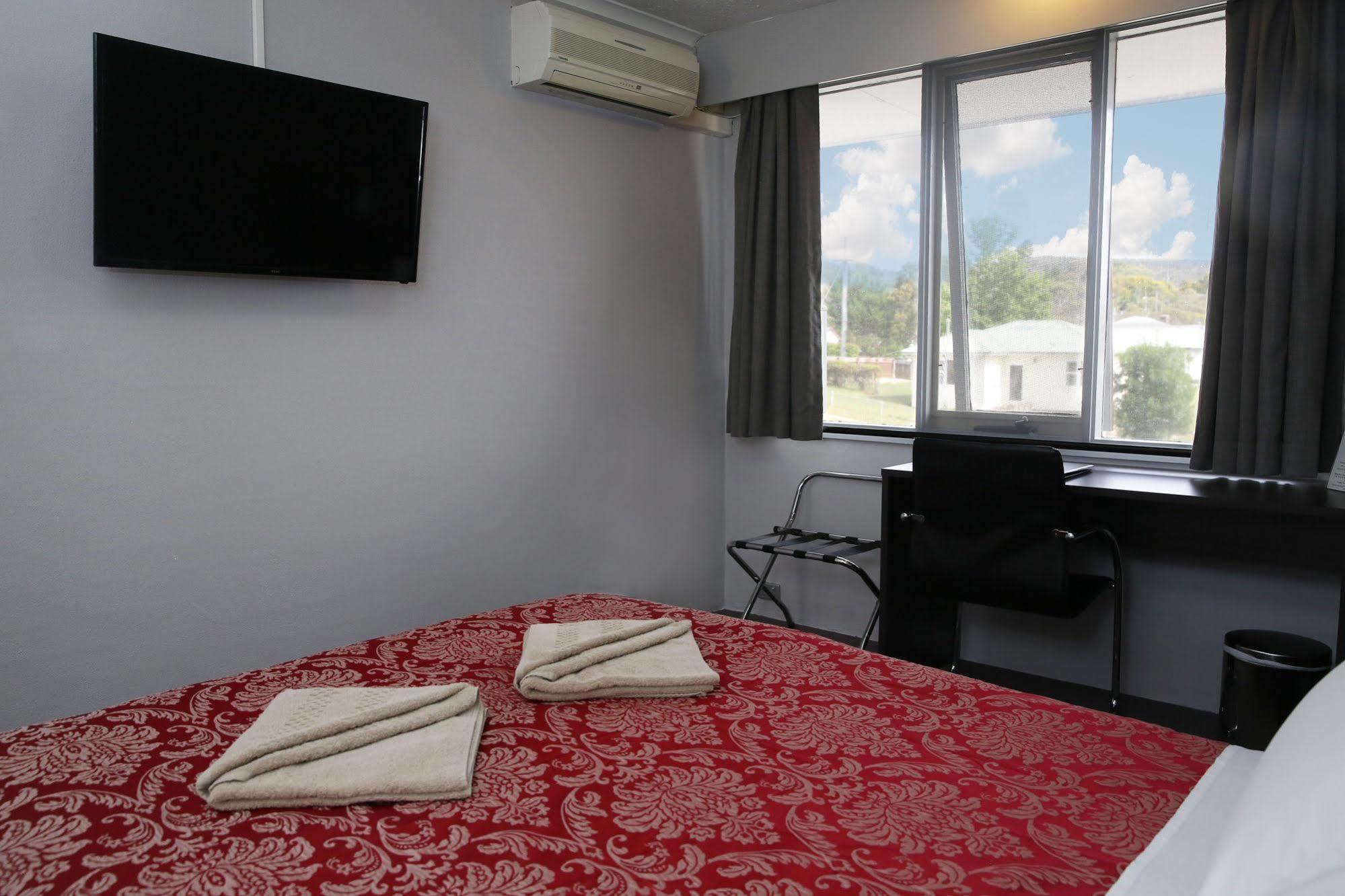 White Manor Motel Кума Екстериор снимка