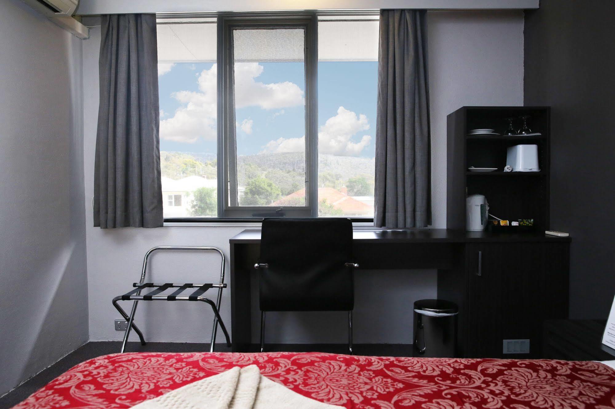 White Manor Motel Кума Екстериор снимка