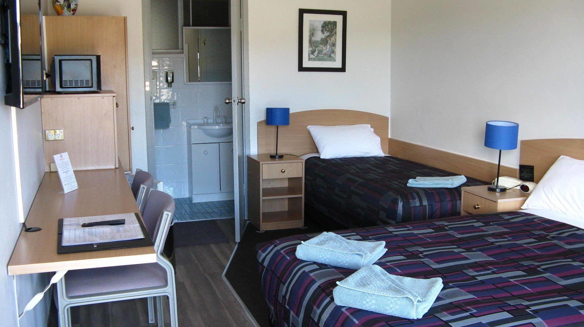 White Manor Motel Кума Екстериор снимка