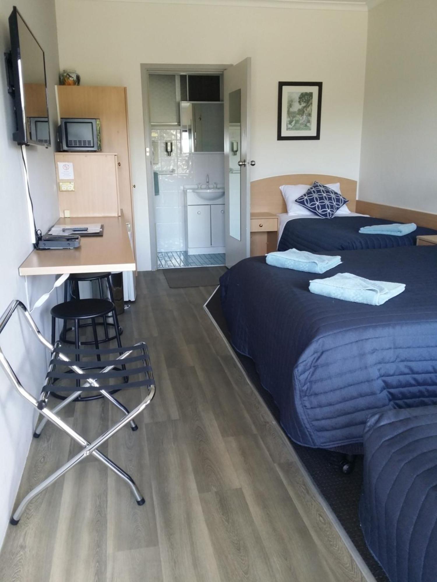 White Manor Motel Кума Екстериор снимка