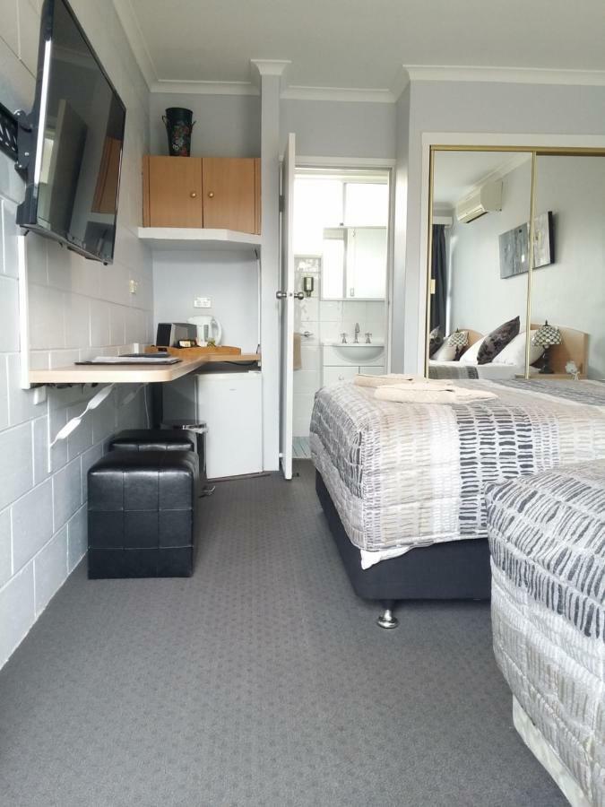 White Manor Motel Кума Екстериор снимка