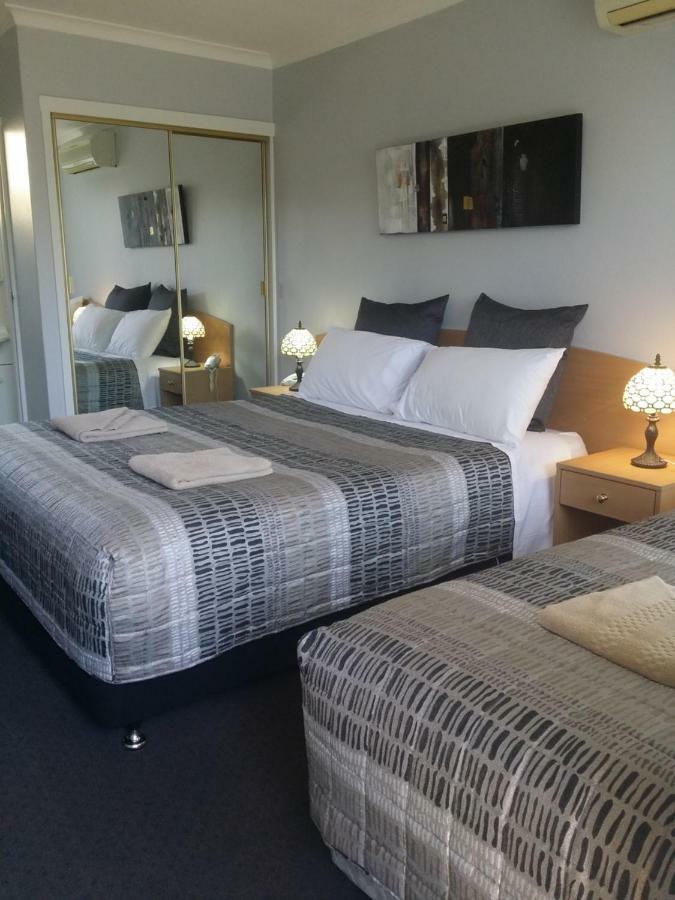 White Manor Motel Кума Екстериор снимка