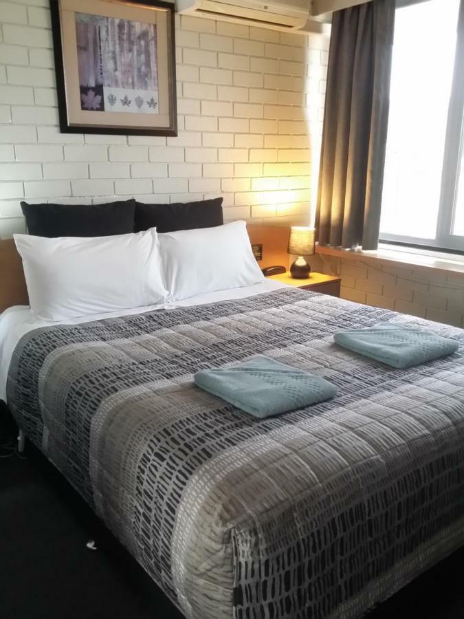 White Manor Motel Кума Екстериор снимка